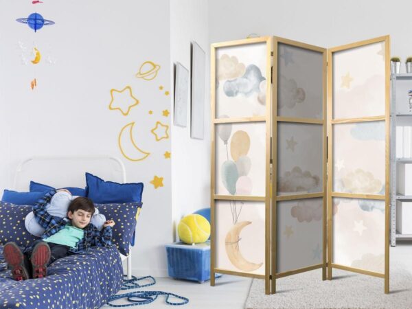 Paravent japonais - Fairy-Tale Moon - Moon with Balloons Among Clouds and Stars in Subdued Colors on a Light Beige Background