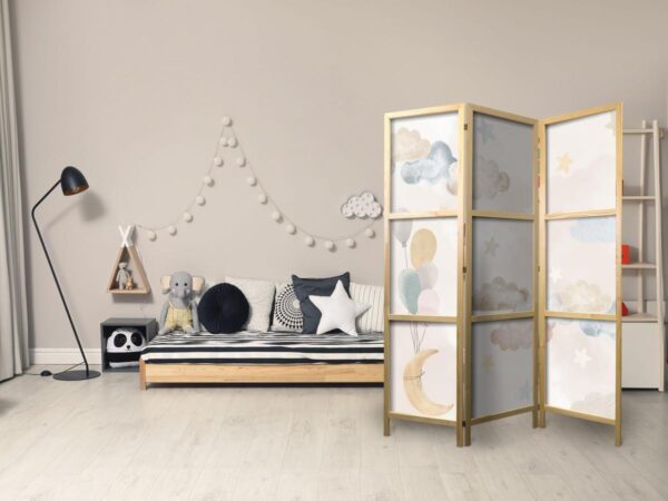 Paravent japonais - Fairy-Tale Moon - Moon with Balloons Among Clouds and Stars in Subdued Colors on a Light Beige Background