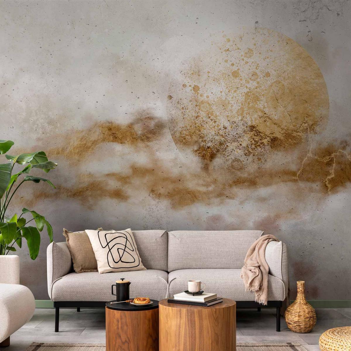 Papier peint panoramique abstrait beige pour créer un mur d’accent tendance dans un salon derrière le canapé