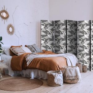 Paravent - Pastel birds - a delicate pattern of white and grey herons on a light pink background