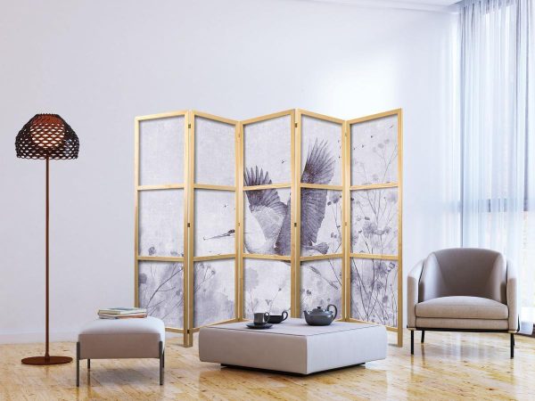 Paravent japonais - Majestic flight - a crane in flight in monochrome, cool colours