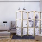 Paravent japonais - Majestic flight - a crane in flight in monochrome, cool colours