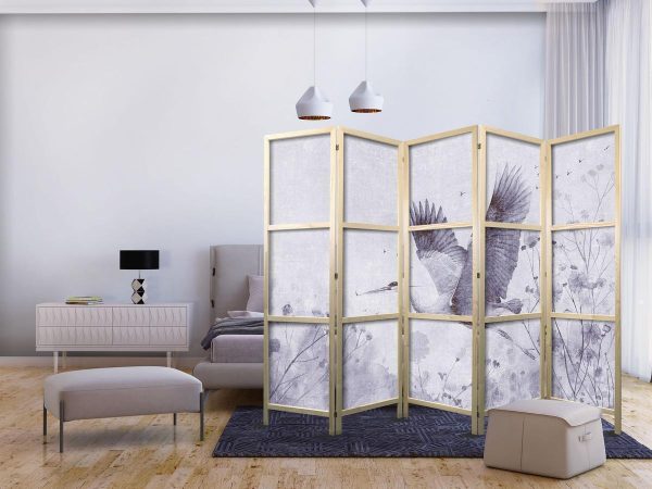 Paravent japonais - Majestic flight - a crane in flight in monochrome, cool colours