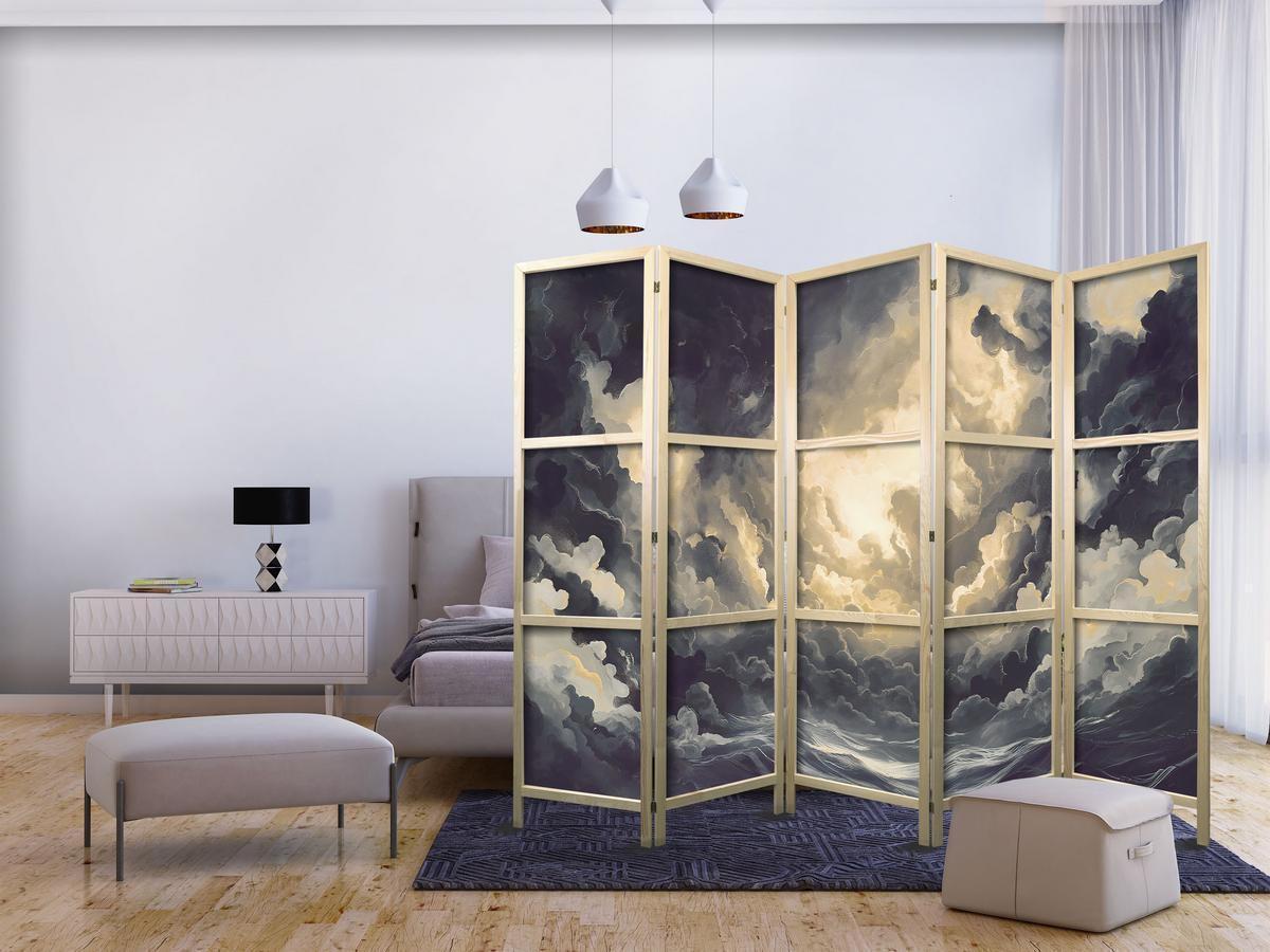 Paravent décoratif beige motif nuages dans une entrée ouverte, séparation douce entre entrée et salon