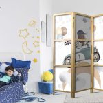 Paravent japonais - Galactic Races - Bear Participating in Car Races Among Planets - Clouds - and Stars in Pastel Colors