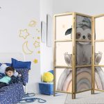 Paravent japonais - Happy Sloth - Sloth in muted colors - wearing a cap - sitting on a rainbow among the stars