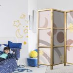 Paravent japonais - Joyful Sky - Yellow cheerful stars with a rainbow against the moon phases - in the sky colored light beige