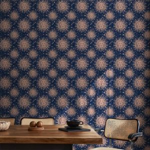 Tapisserie murale - Sunny Patterns - Repeating sun motif on a navy background