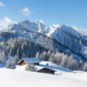 Papier Peint L'hiver Dans Les Montagnes – Image 1