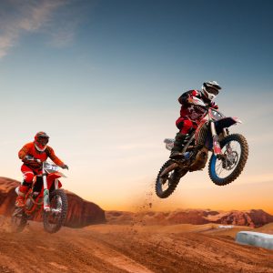 Papier Peint Motos Dans Le Désert – Image 1