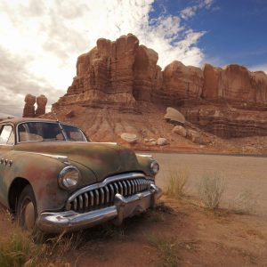 Papier Peint Vieille Voiture Dans Le Désert – Image 1