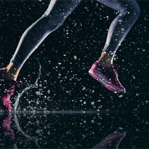 Papier Peint Sprinter Courant Sous La Pluie 3D – Image 1