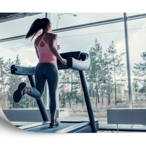 Papier Peint Femme Sur Un Tapis Roulant Avec Le Paysage À L'extérieur De La Fenêtre – Image 2
