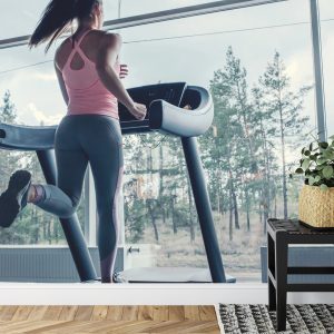 Papier Peint Femme Sur Un Tapis Roulant Avec Le Paysage À L'extérieur De La Fenêtre – Image 7