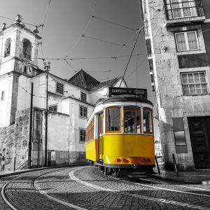 Papier Peint Tramway Dans Un Quartier Historique De Lisbonne – Image 1