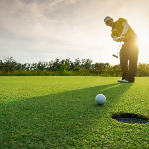 Papier Peint Golfeur Sur Fond De Soleil Couchant – Image 1