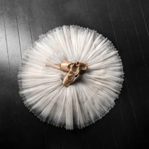 Papier Peint Chaussures De Ballet Sur Un Tutu Blanc – Image 1