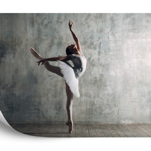 Papier Peint Ballerine Dansante Sur Un Fond De Mur En Béton – Image 2