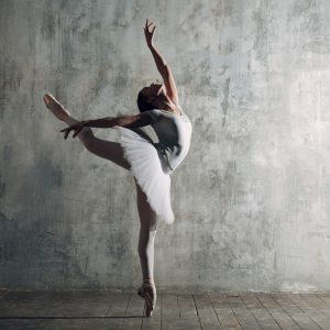 Papier Peint Ballerine Dansante Sur Un Fond De Mur En Béton – Image 1