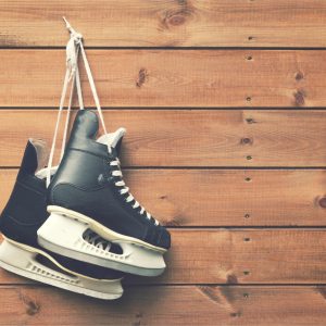 Papier Peint Patins À Glace Suspendus À Un Clou – Image 1