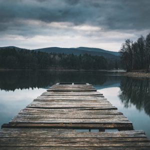 Papier Peint Terrasse En Bois Sur Le Lac – Image 1