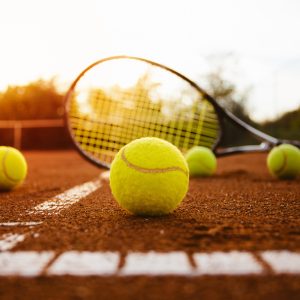 Papier Peint Raquette De Tennis Sur Le Court – Image 1