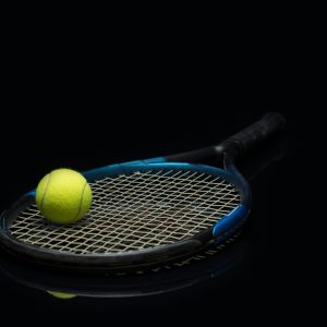 Papier Peint Raquette De Tennis Avec Une Balle – Image 1