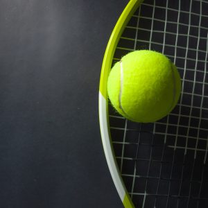 Papier Peint Balle De Tennis Sur Une Raquette – Image 1