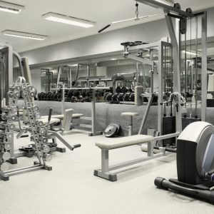 Papier Peint Intérieur D'une Salle De Sport Avec Équipement – Image 1