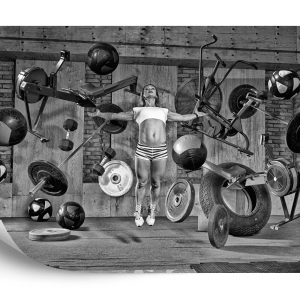 Papier Peint Femme Flottant Entre Les Équipements Sportifs – Image 2