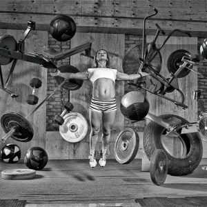 Papier Peint Femme Flottant Entre Les Équipements Sportifs – Image 1