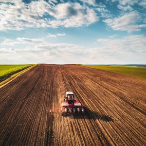 Papier Peint Vue Aérienne D'un Tracteur Dans Un Champ – Image 1