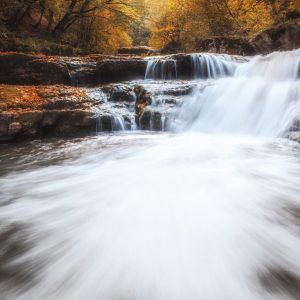 Papier Peint Cascade D'automne – Image 1