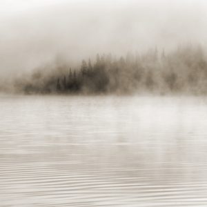 Papier Peint Brume Sur L'eau En Sépia – Image 1