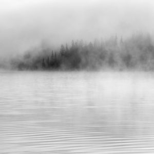 Papier Peint Brume Sur L'eau En Noir Et Blanc – Image 1