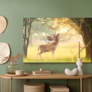 Peinture sur toile Un Cerf Proéminent Parmi Les Arbres – Image 5