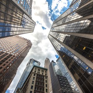 Peinture sur toile Vue De Dessous Des Gratte-Ciel De New York – Image 1