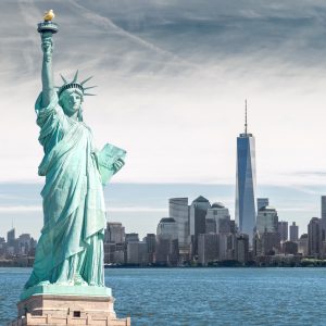 Peinture sur toile La Statue De La Liberté Sur Fond De Gratte-Ciel De New York – Image 1