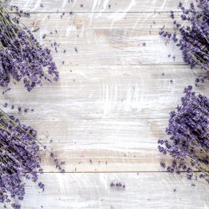Peinture sur toile Fleurs De Lavande Sur Fond De Planches De Bois – Image 1