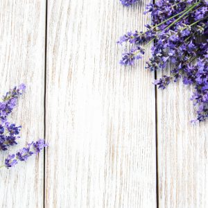 Peinture sur toile Fleurs De Lavande Sur Un Fond En Bois – Image 1