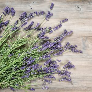 Peinture sur toile Lavande Sur Un Fond De Bois Rustique – Image 1