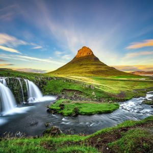 Peinture sur toile Une Cascade Sur Fond De Montagne Kirkjufell En Islande – Image 1
