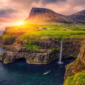 Peinture sur toile Coucher De Soleil Entre Les Montagnes Et Une Cascade – Image 1