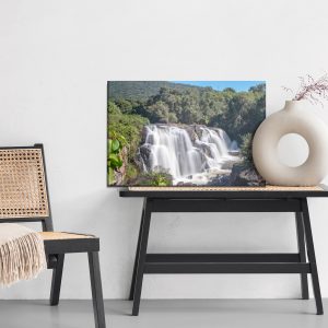 Peinture sur toile Une Cascade Au Milieu D'une Végétation Luxuriante – Image 6