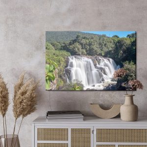 Peinture sur toile Une Cascade Au Milieu D'une Végétation Luxuriante – Image 3
