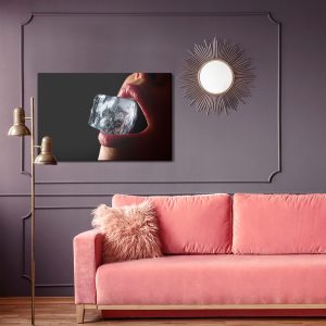 Peinture sur toile Une Femme Avec Un Glaçon Dans La Bouche – Image 4