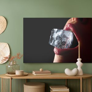 Peinture sur toile Une Femme Avec Un Glaçon Dans La Bouche – Image 5