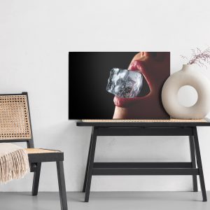 Peinture sur toile Une Femme Avec Un Glaçon Dans La Bouche – Image 6
