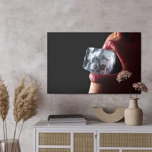 Peinture sur toile Une Femme Avec Un Glaçon Dans La Bouche – Image 3