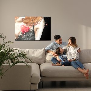 Peinture sur toile Une Femme Avec Un Coeur Peint À L'aquarelle – Image 7
